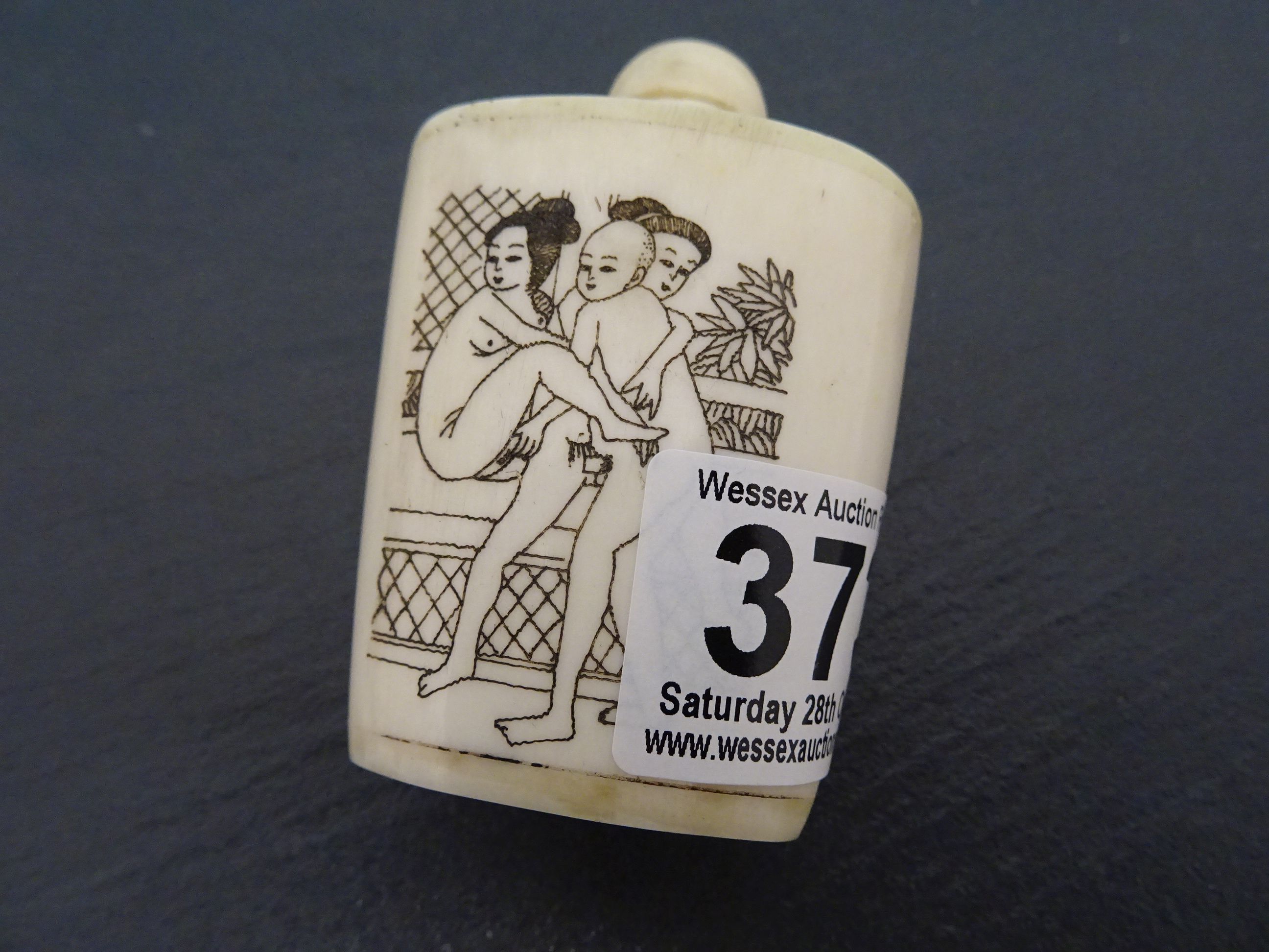 Bone snuff bottle decorated with erotic scenes - Image 2 of 3