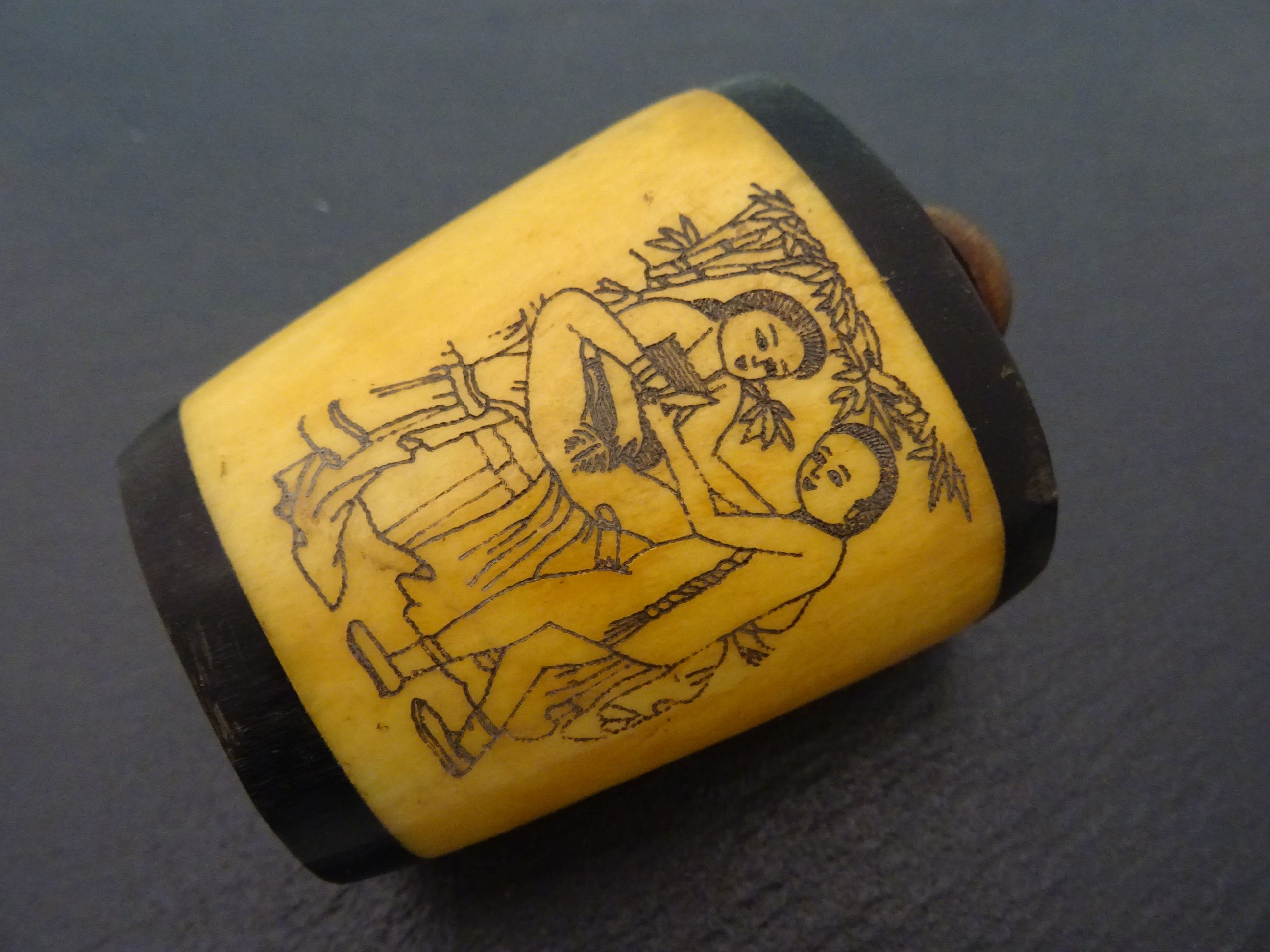 Wood and bone snuff bottle decorated with erotic scenes - Image 2 of 5