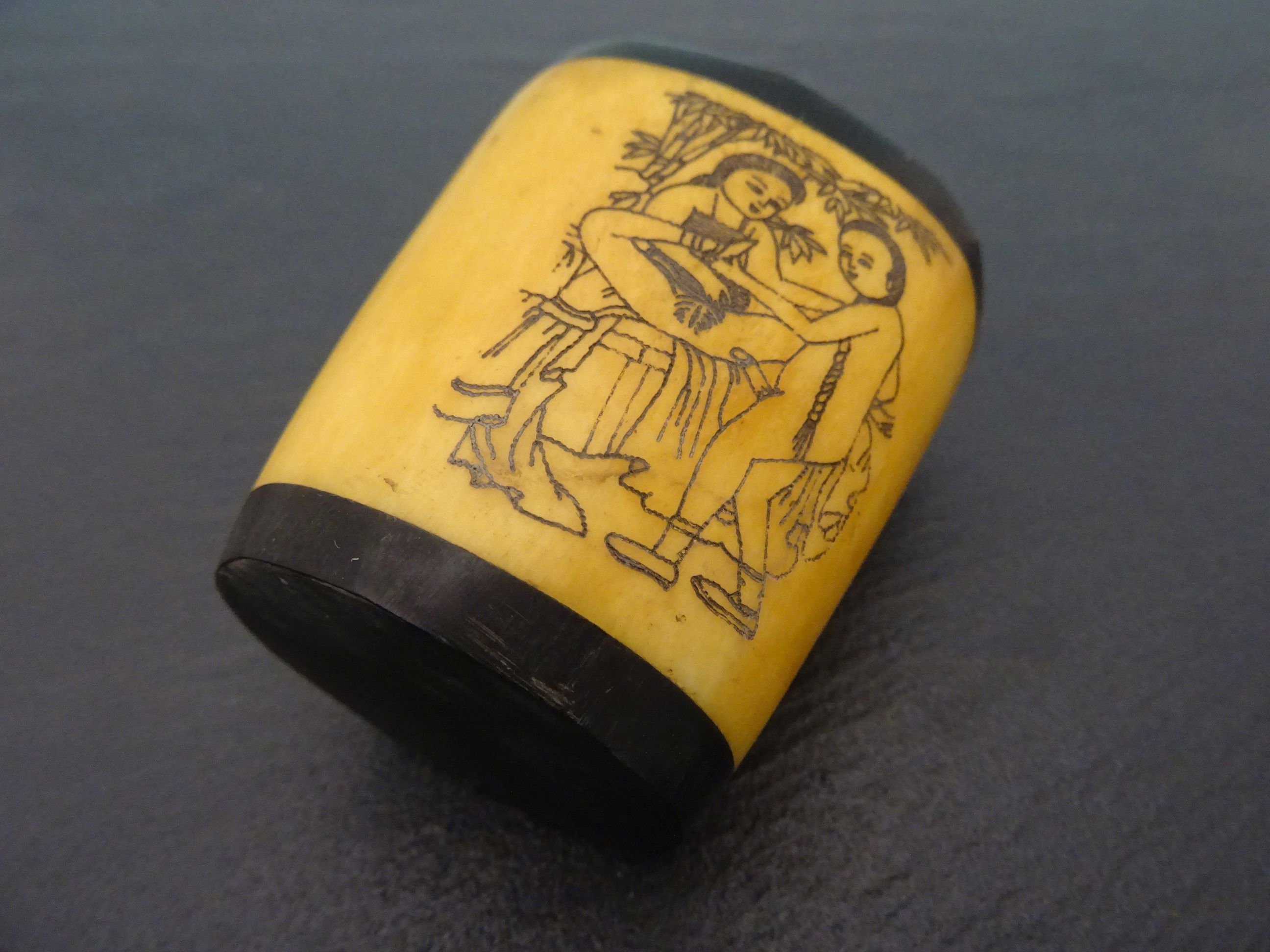 Wood and bone snuff bottle decorated with erotic scenes - Image 5 of 5