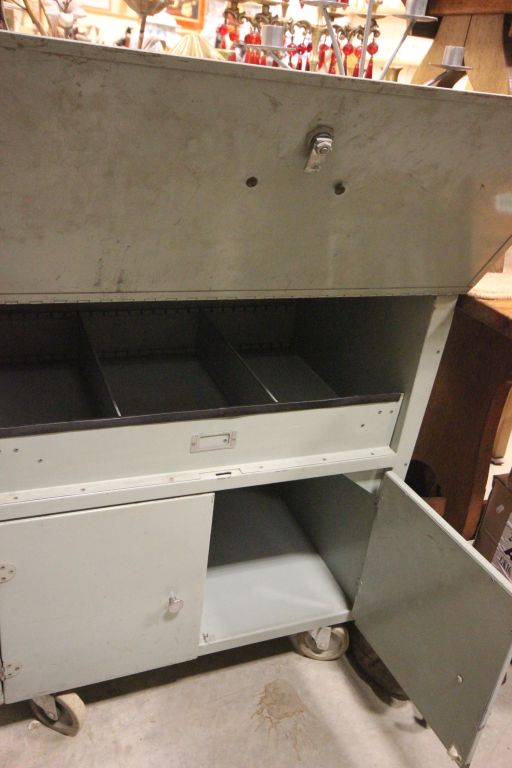 A vintage metal cabinet with lift up top and cupboards beneath - Image 3 of 3