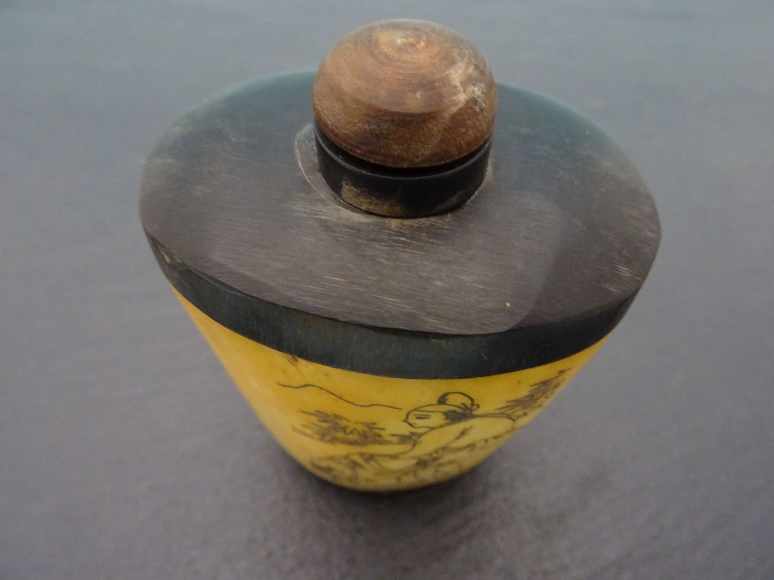 Wood and bone snuff bottle decorated with erotic scenes - Image 4 of 5