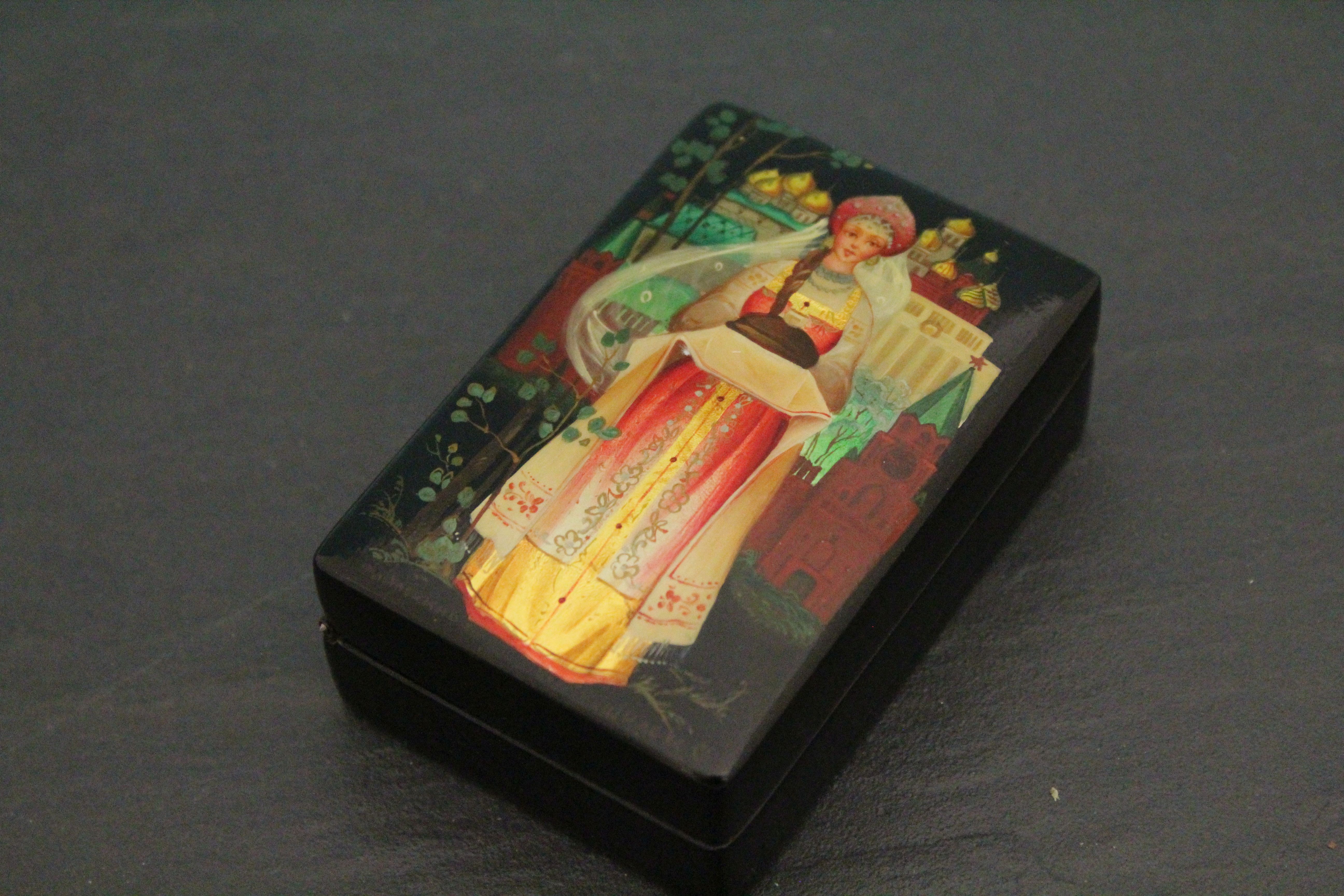 Vintage hinged Russian hand painted lacquered box with applied gold leaf & signed by the Artist - Image 2 of 3