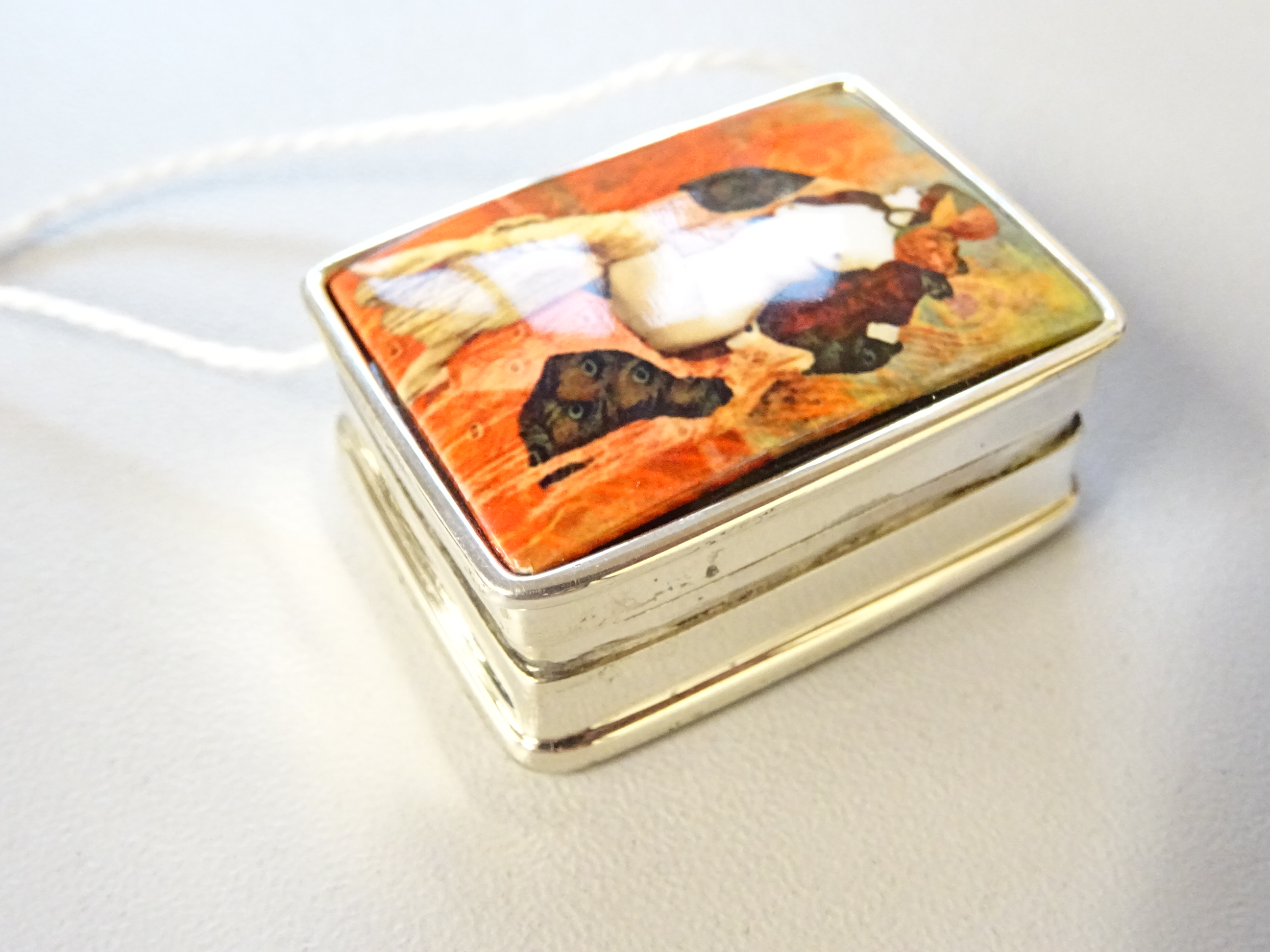 Silver pill box with nude enamel pictorial to lid - Image 5 of 8