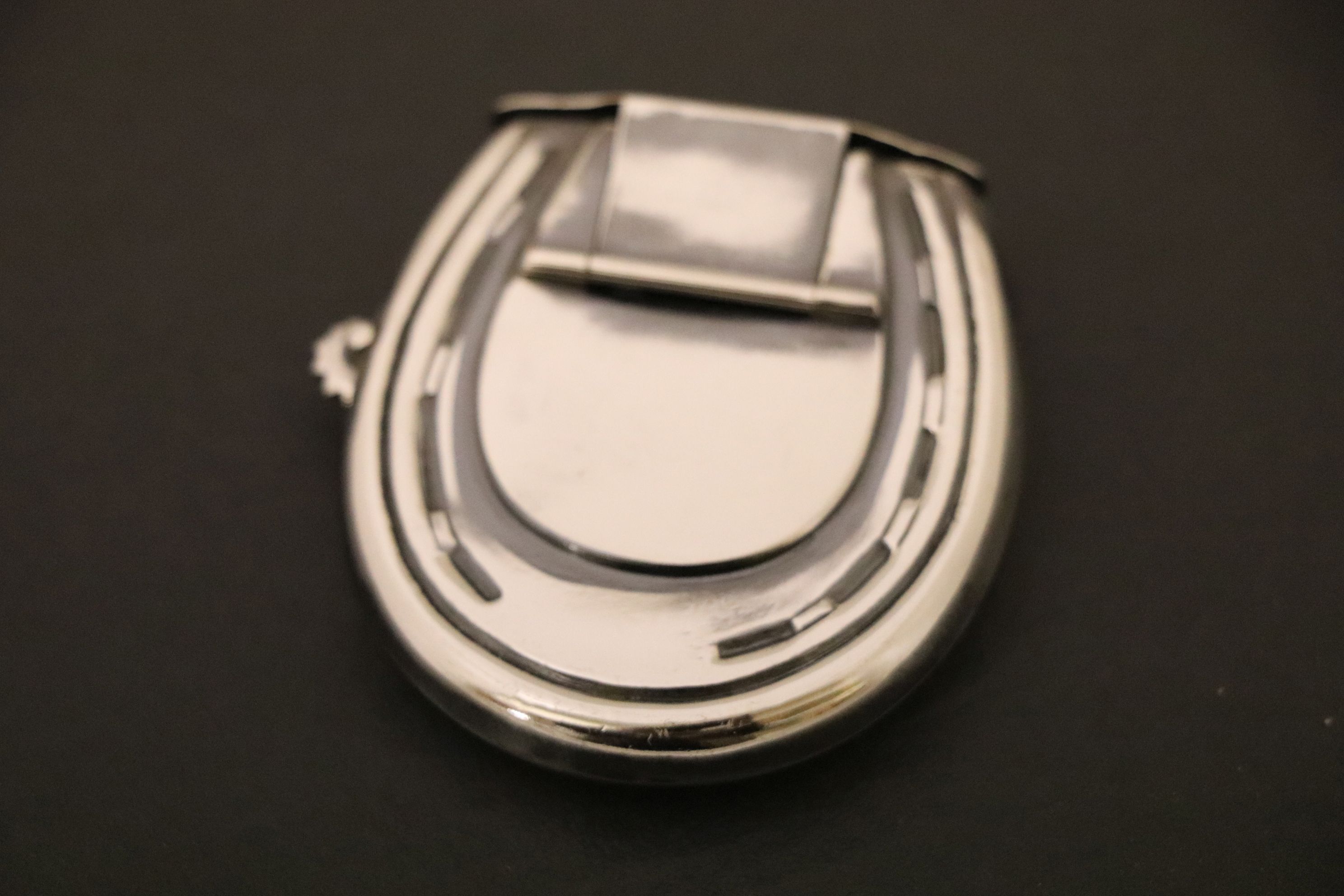 A silver plated vesta case in the form of a horseshoe - Image 5 of 5