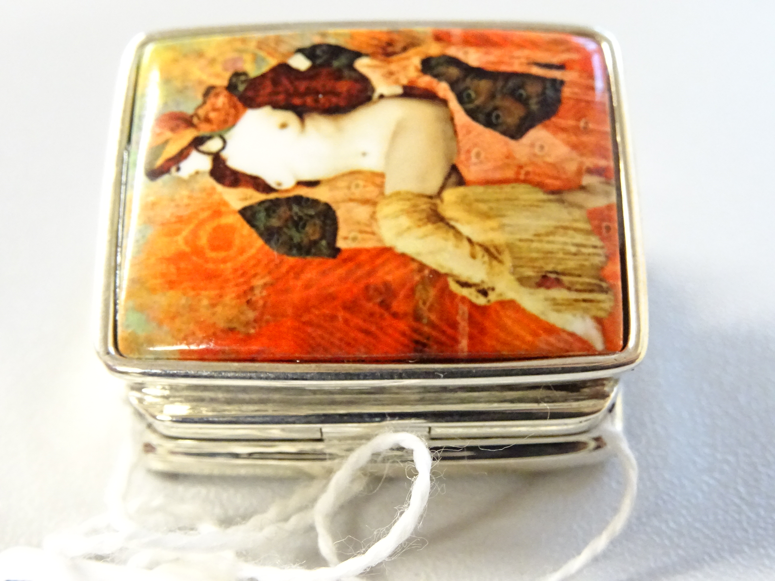 Silver pill box with nude enamel pictorial to lid - Image 8 of 8