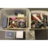 Box of mixed costume jewellery