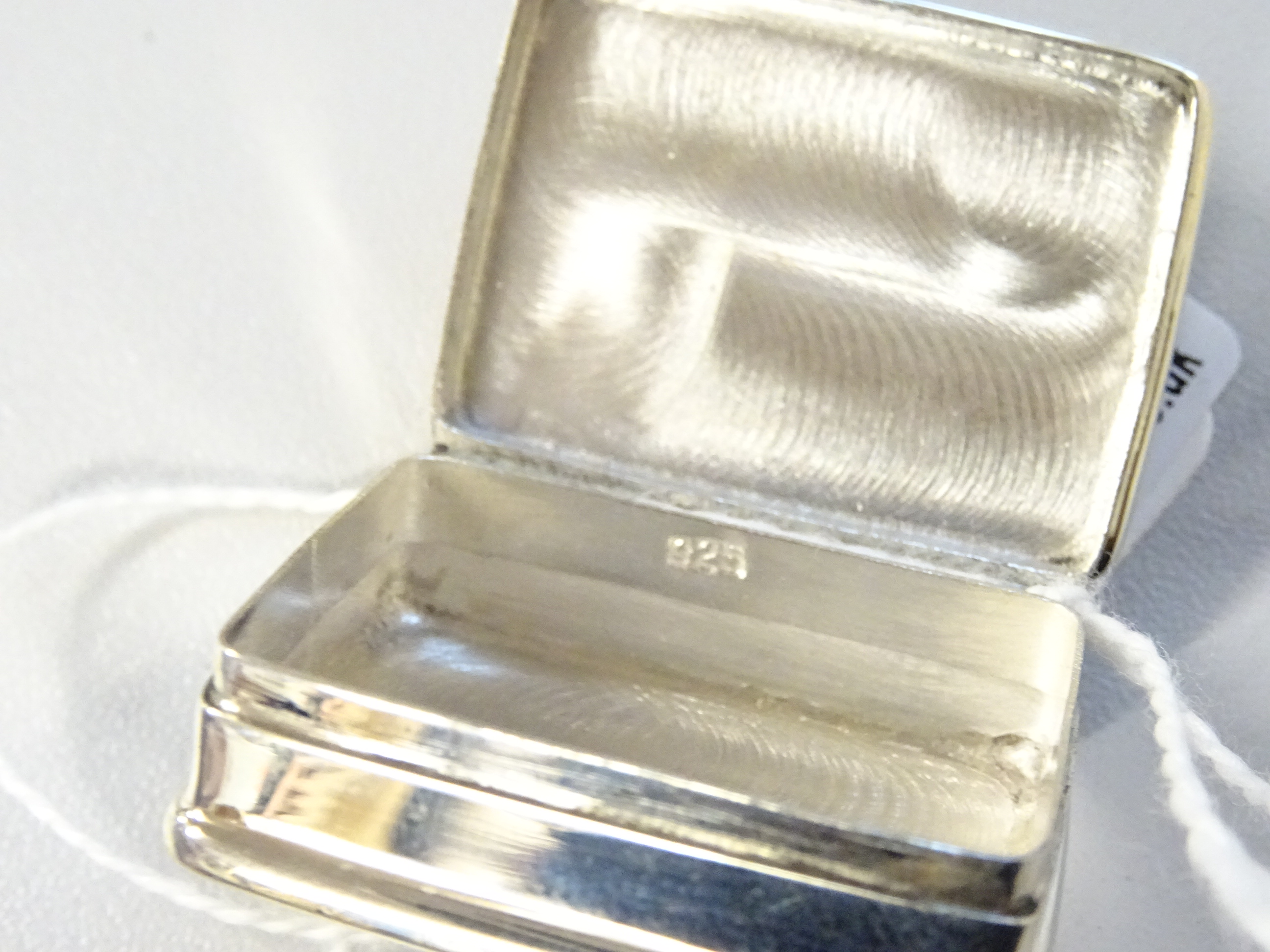 Silver pill box with nude enamel pictorial to lid - Image 6 of 8