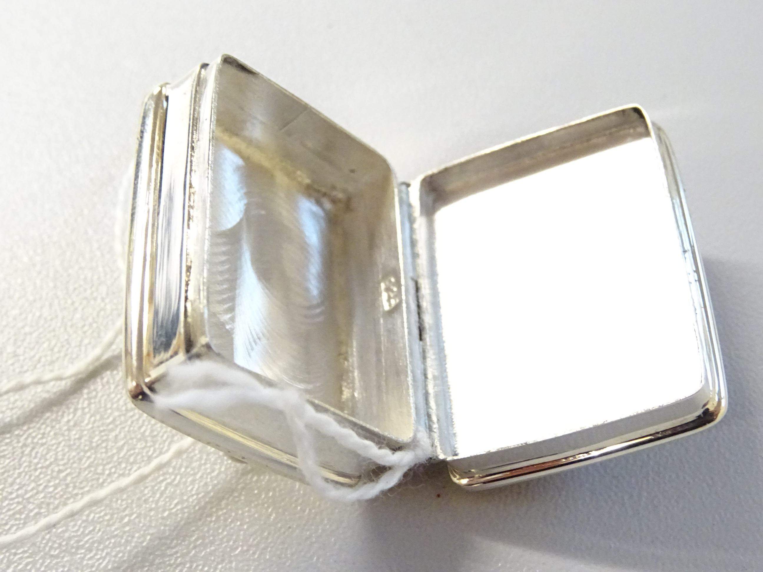 Silver pill box with nude enamel pictorial to lid - Image 7 of 8