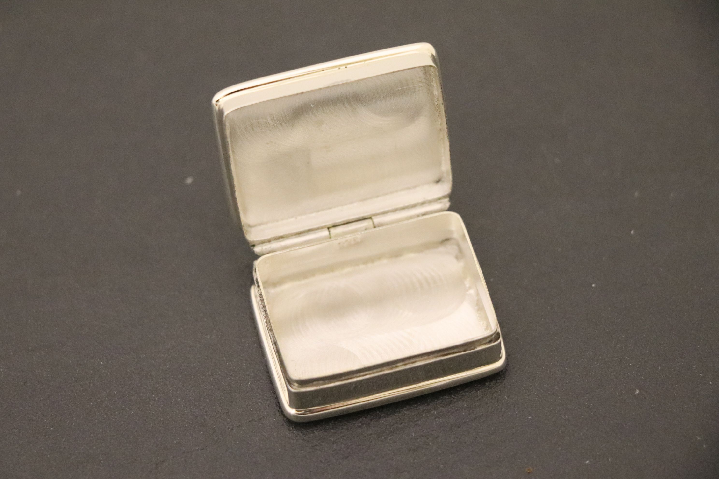 Silver pill box with nude enamel pictorial to lid - Image 3 of 8
