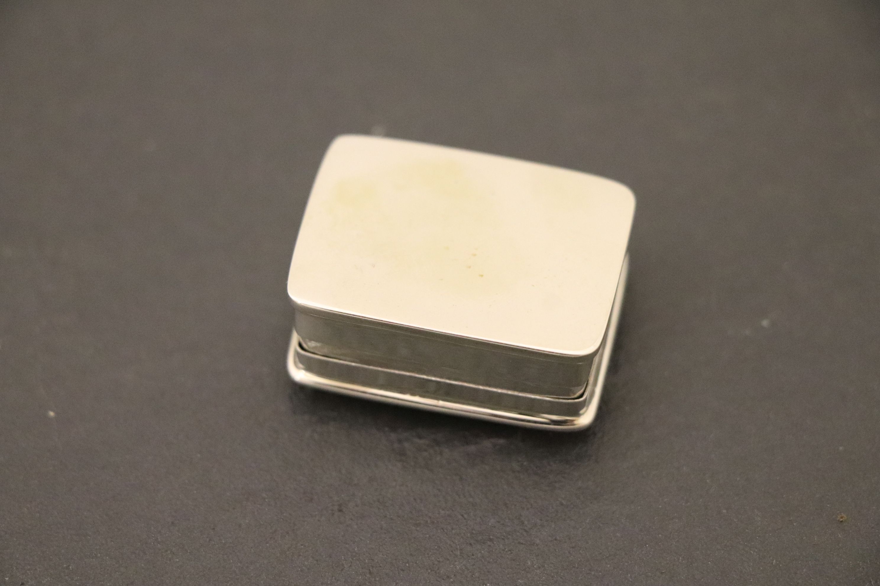 Silver pill box with nude enamel pictorial to lid - Image 4 of 8