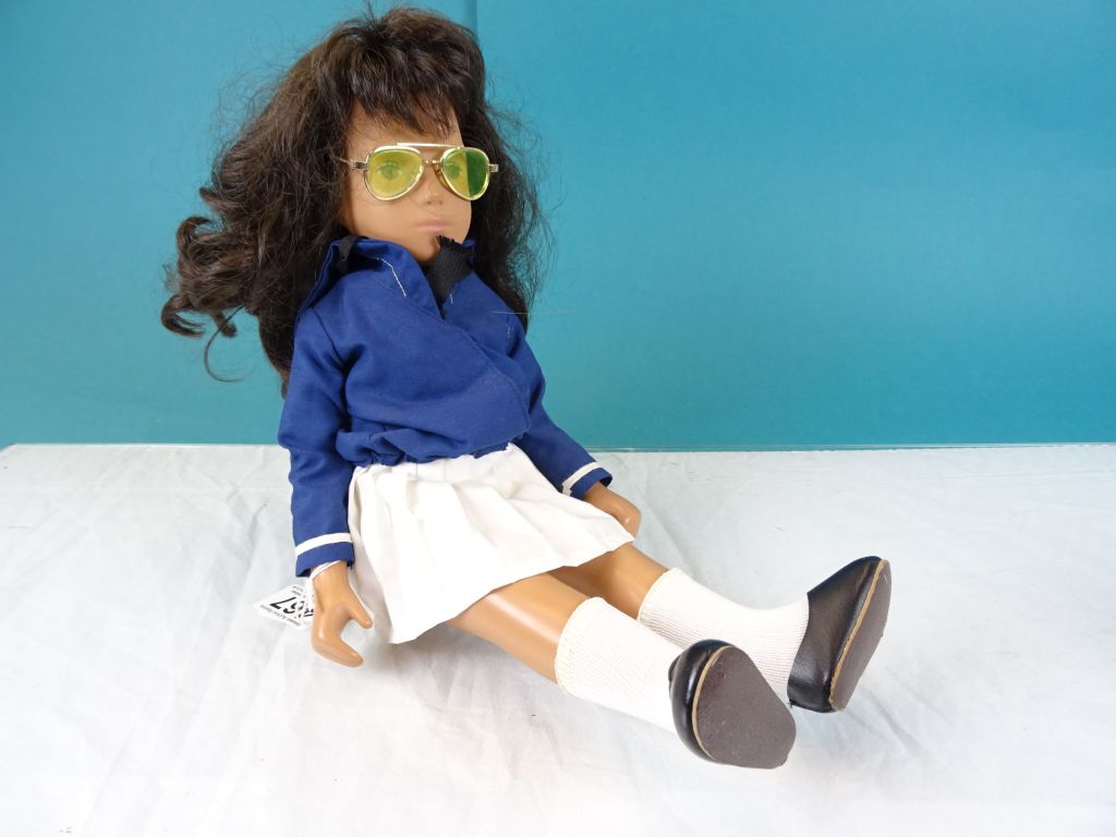 Original Sasha doll in blue top. white skirt and yellow tinted sunglasses, dark brown hair, vg - Image 2 of 2