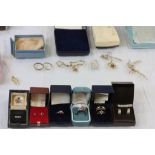 Collection of 15 pieces of jewellery mostly vintage/antique featuring rings, earrings, lockets