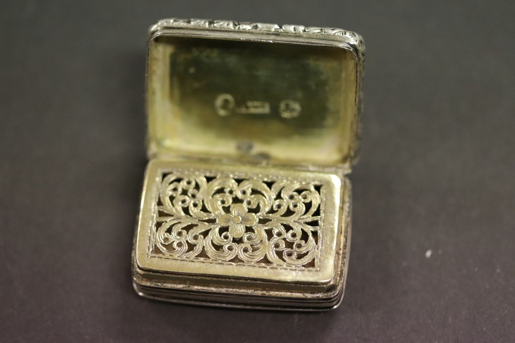 An early 19th century silver vinaigrette . - Image 2 of 4