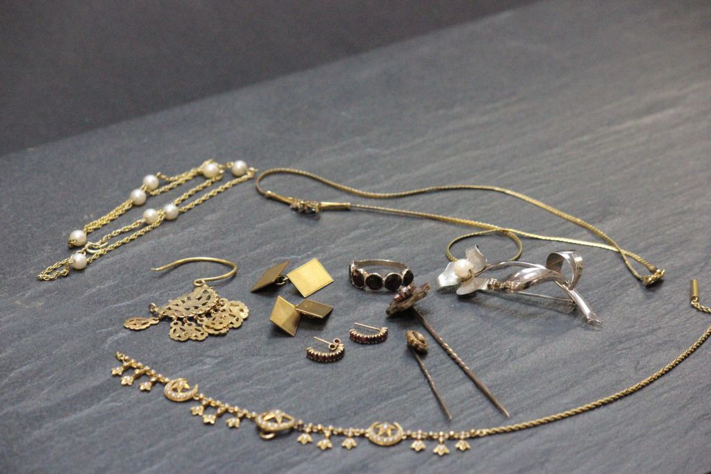 Collection of mainly hallmarked Gold jewellery to include an 18k white Gold brooch