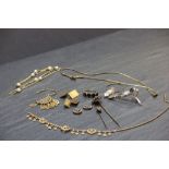 Collection of mainly hallmarked Gold jewellery to include an 18k white Gold brooch