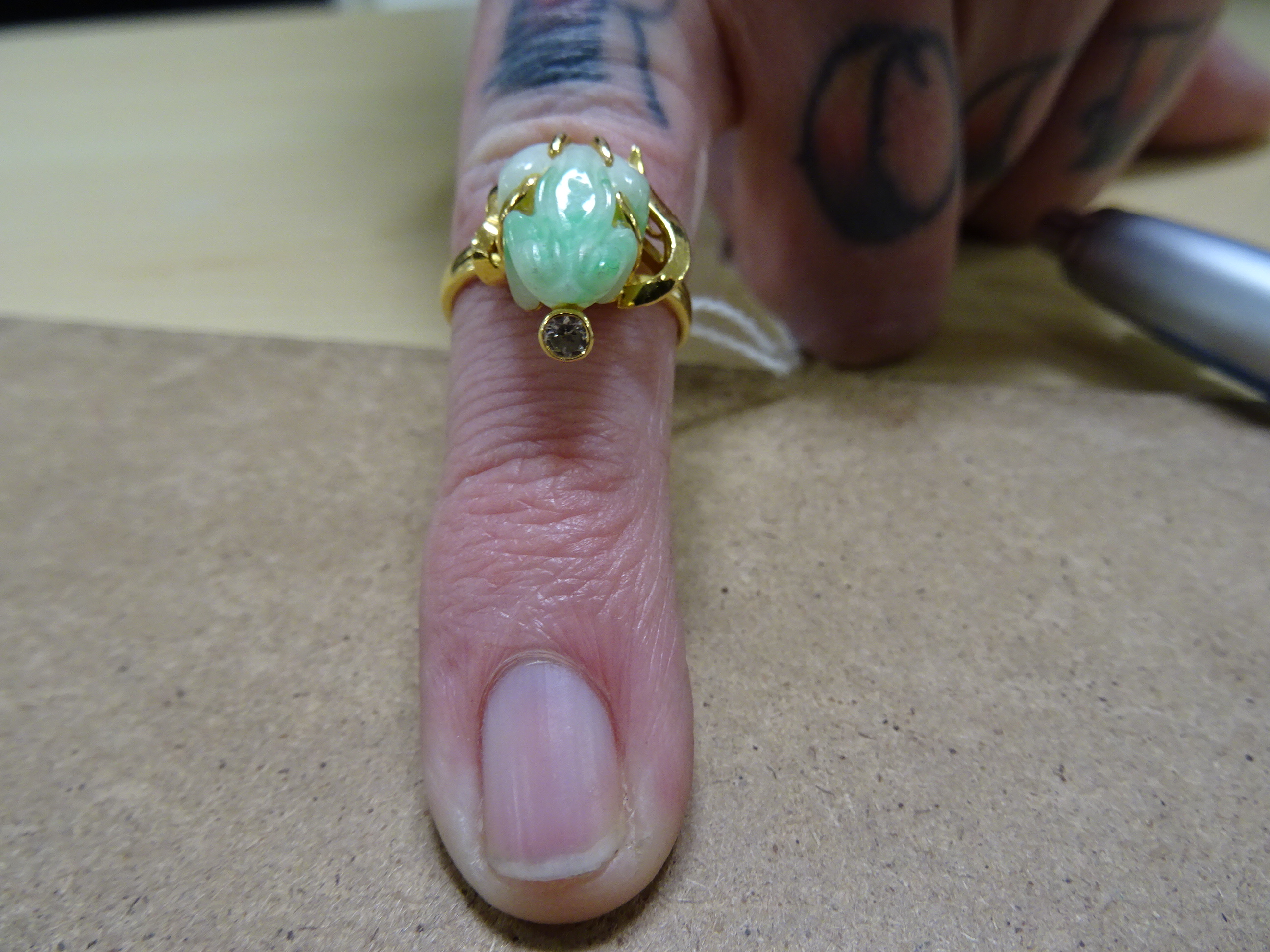 Chinese 18k Gold, Diamond & Jade ring in the form of a Frog - Image 4 of 5