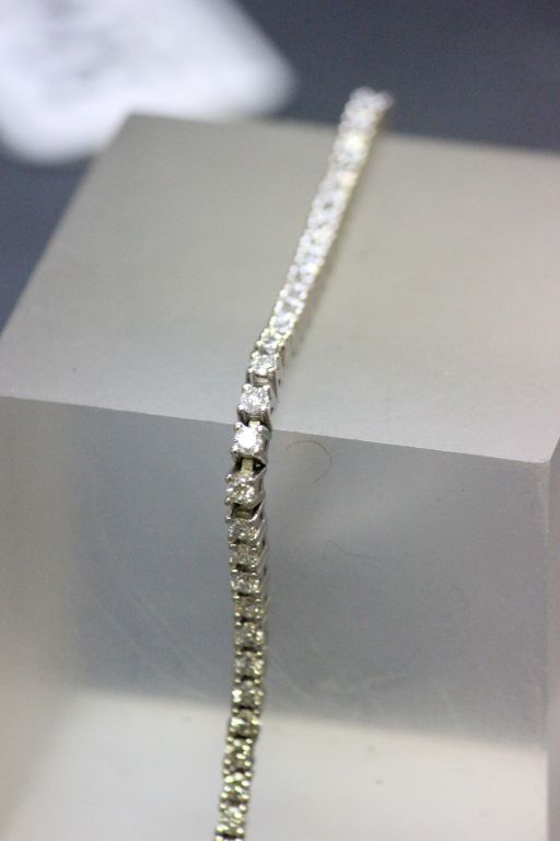 18ct White Gold & Diamond Tennis bracelet with approximately 3cts of Diamonds - Image 2 of 2