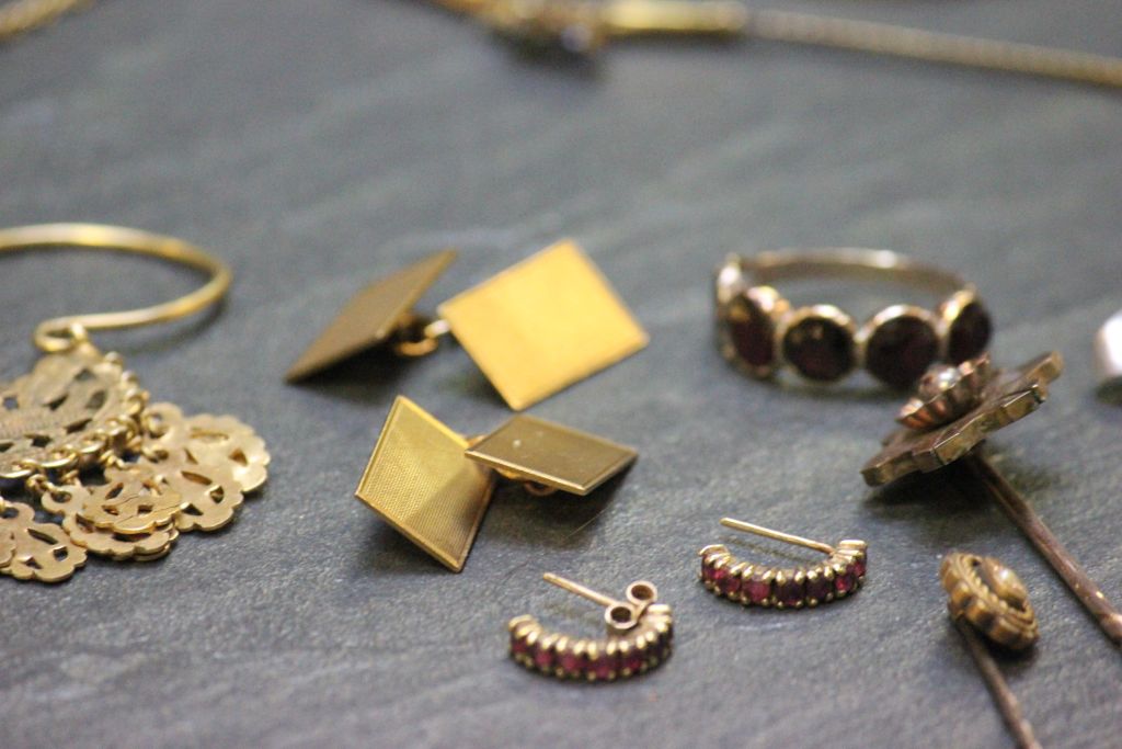 Collection of mainly hallmarked Gold jewellery to include an 18k white Gold brooch - Image 2 of 3