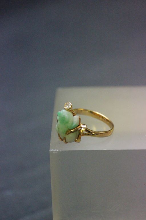 Chinese 18k Gold, Diamond & Jade ring in the form of a Frog