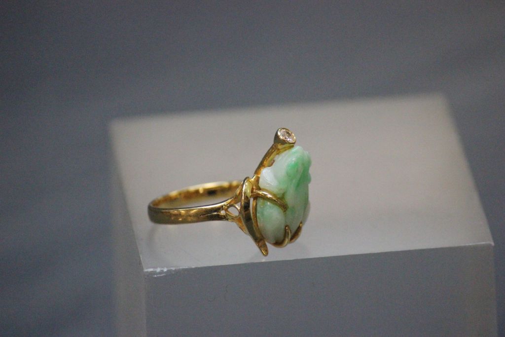 Chinese 18k Gold, Diamond & Jade ring in the form of a Frog - Image 2 of 5