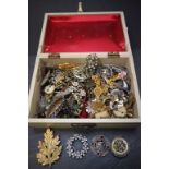 Collection of approximately 100 vintage Costume jewellery brooches