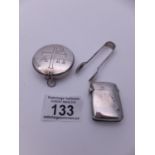 Small pair of silver sugar nips, small silver vesta and a small sivler box and lid est 20-30