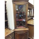 Good quality Georgian period corner cupboard, Georgian style decorated cornice to the top above a