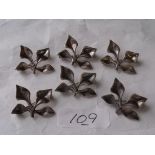 Six silver leaf brooches 27g