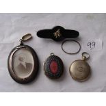 Bag containing an antique memorial pendant, two lockets & and a brooch