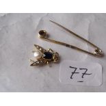 Sapphire and pearl set gold mounted bee brooch 2.9g