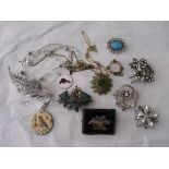 A small bag of jewellery items