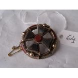 A circular Scottish gold mounted agate brooch 3cm dia