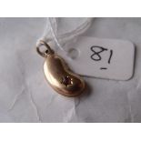 A gold & garnet set coffee bean pendant 1g