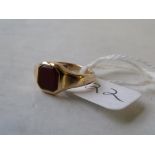 Small 18ct gold signet ring full Chester hallmarks 4.2g