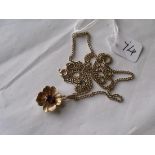 Attractive 9ct stone set flower pendant on 9ct chain 4.7g inc