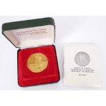Eamon de Valera gold commemorative medal. A cased 9 carat gold commemorative medal. Obverse: bust of
