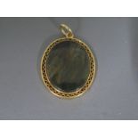 A 15ct yellow gold oval shaped pendant - 2.7cm x 2cm - in clean conditions - total weight approx 5.