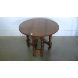 An oak gateleg drop leaf coffee table - Height 47cm x 61cm x 66cm