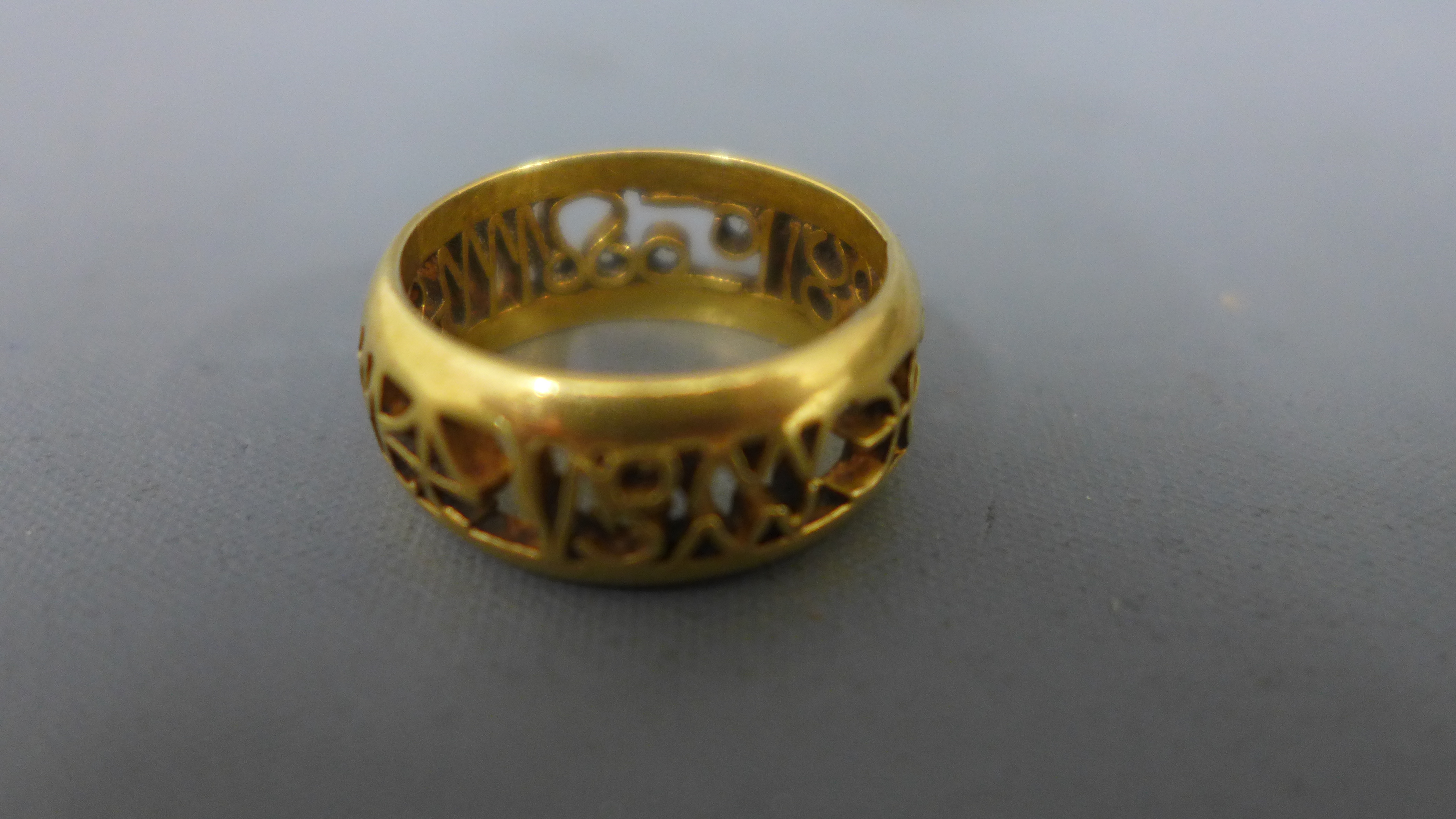 A 9ct yellow gold ring with pierced decoration to centre - approx weight 8.