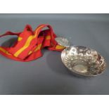 A Continental silver porringer - Weight approx.