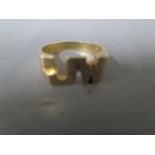 A 9ct yellow gold monogram ring - the letters JW to shoulder - approx weight 8.