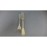 A pair of silver hallmarked fiddle back dessert forks mark for London 1829 - Lias Brothers - approx
