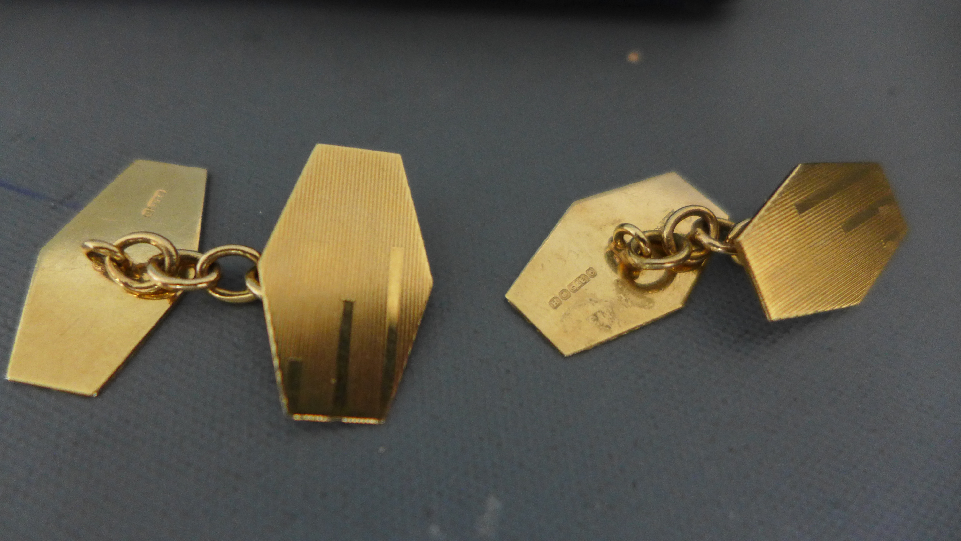 A pair of 9ct yellow gold cufflink's - approx weight 3. - Image 2 of 2