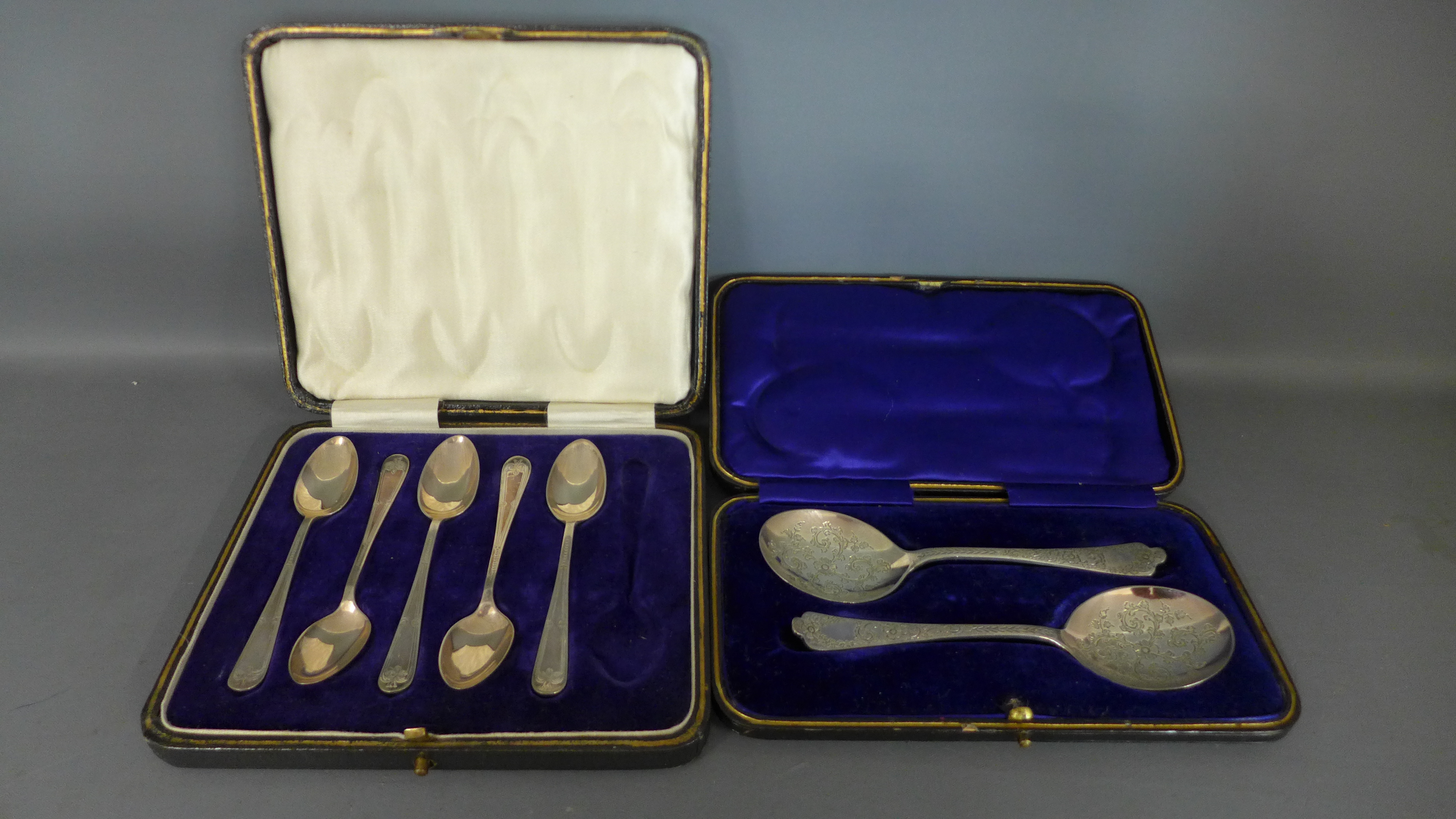 A pair of cased foliate engraved silver spoons hallmarked for Sheffield 1900/01 and a cased set of
