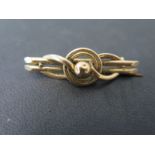 A 15ct yellow gold bar brooch with circular design to centre - approx weight 4.