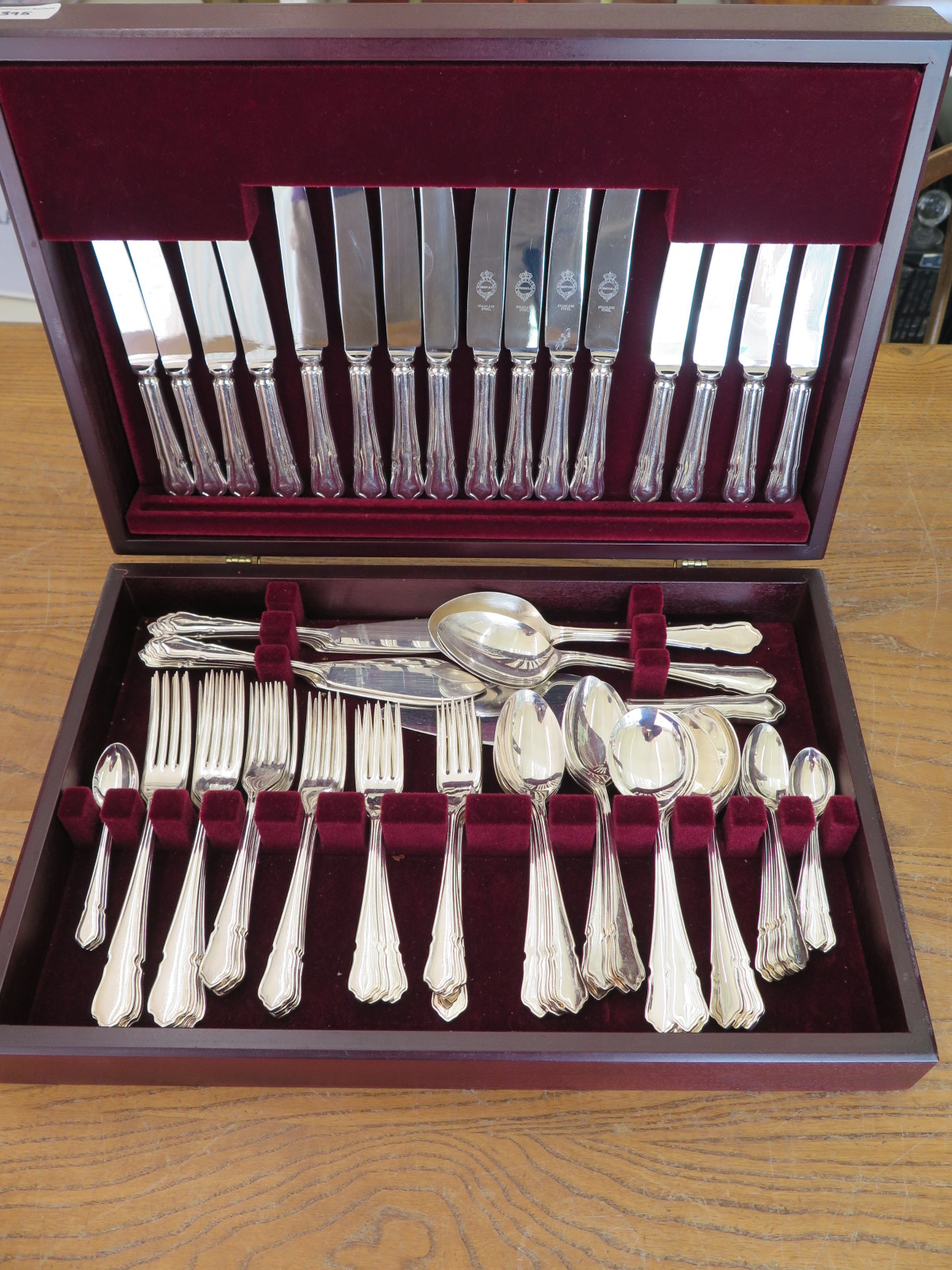 A canteen of plated cutlery - 8 setting - Sheffield - in good condition
