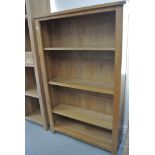 An oak bookcase with adjustable shelves - Height 158cm x 99cm x 32cm