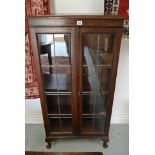 An oak two door leaded glazed bookcase - Height 123cm x 61cm x 23cm