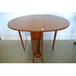 An Edwardian mahogany Sutherland table - Height 66cm x 68cm x 92cm