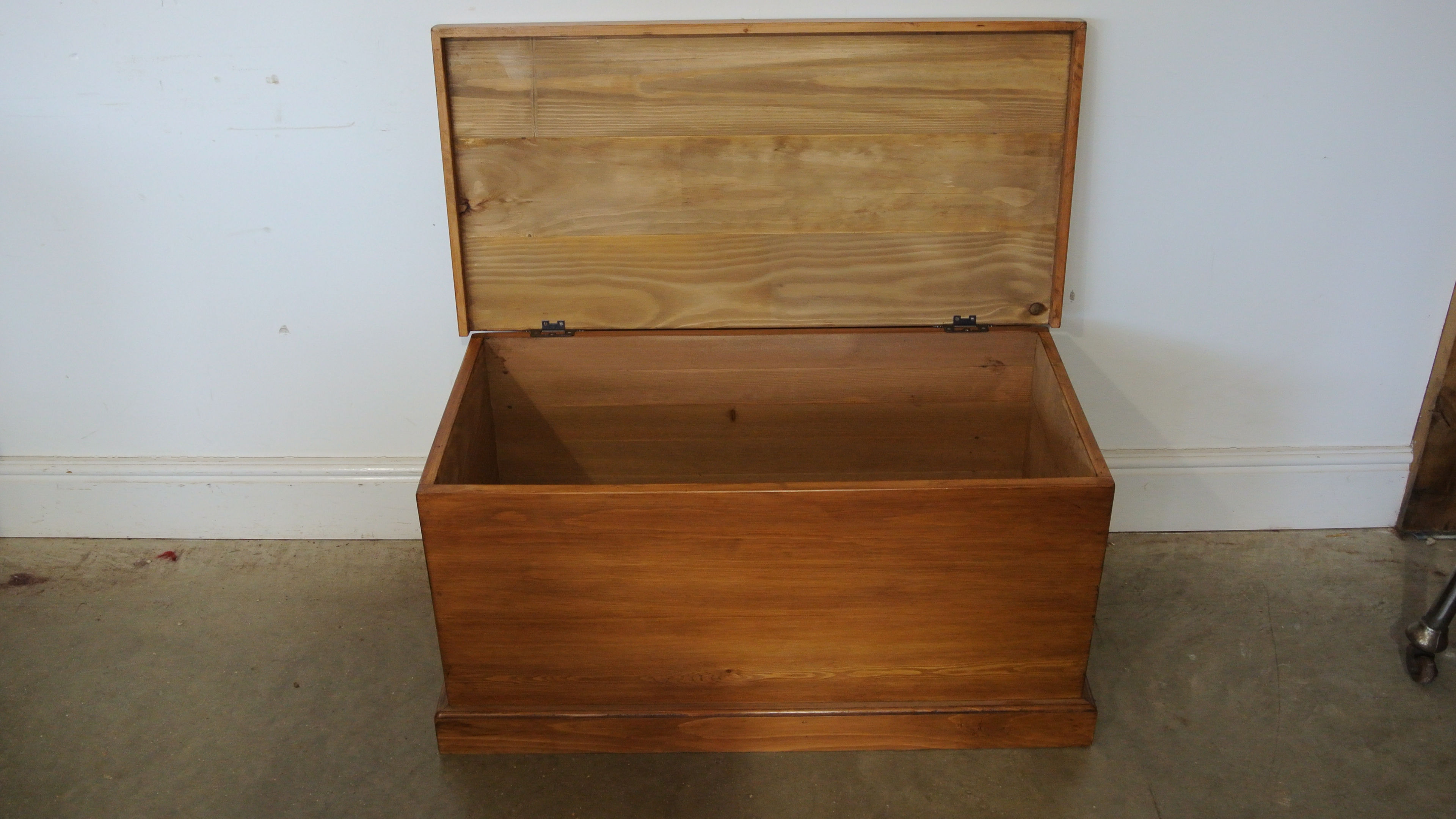 A modern pine trunk with metal handles and hinged lid - 86cm x 43cm x 43cm high - made by a local - Bild 2 aus 2